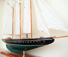 Segelschiff-Modell - Hotel Am Segelhafen